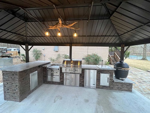 l-shaped-summer-outdoor-kitchen-with-a-chandelier